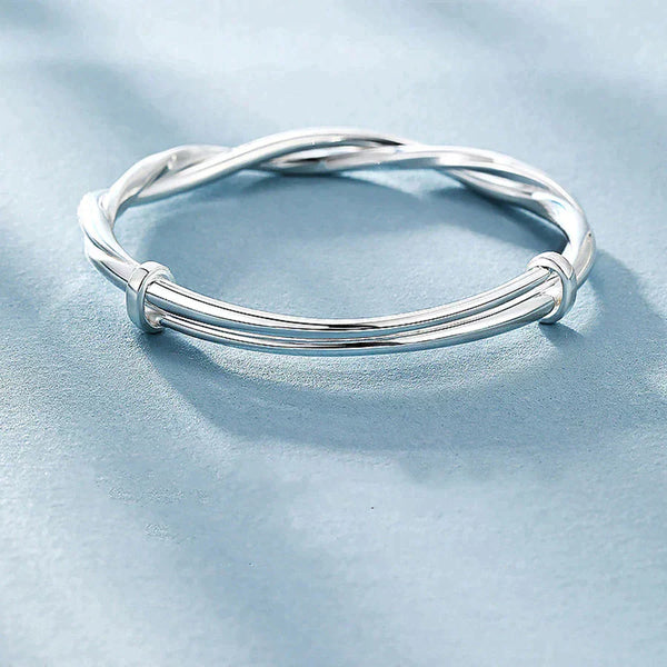 Emma – Twisted Silver Bracelet – A Classic Piece with a Unique Twist for Your Style