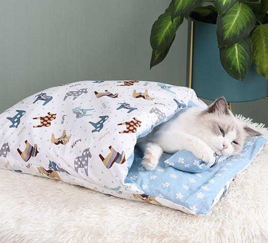 Ruby - Cozy Cat Sleeping Bag – Warm, Soft & Perfect for Curling Up