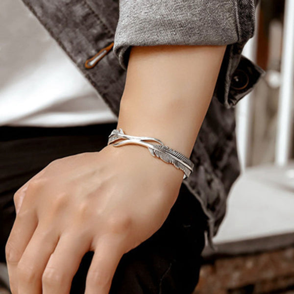 FeatherFlex - Adjustable Bracelet with Silver Feathers - Elegant & Versatile Design