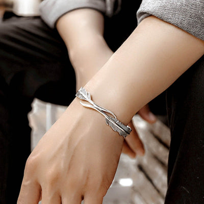 FeatherFlex - Adjustable Bracelet with Silver Feathers - Elegant & Versatile Design